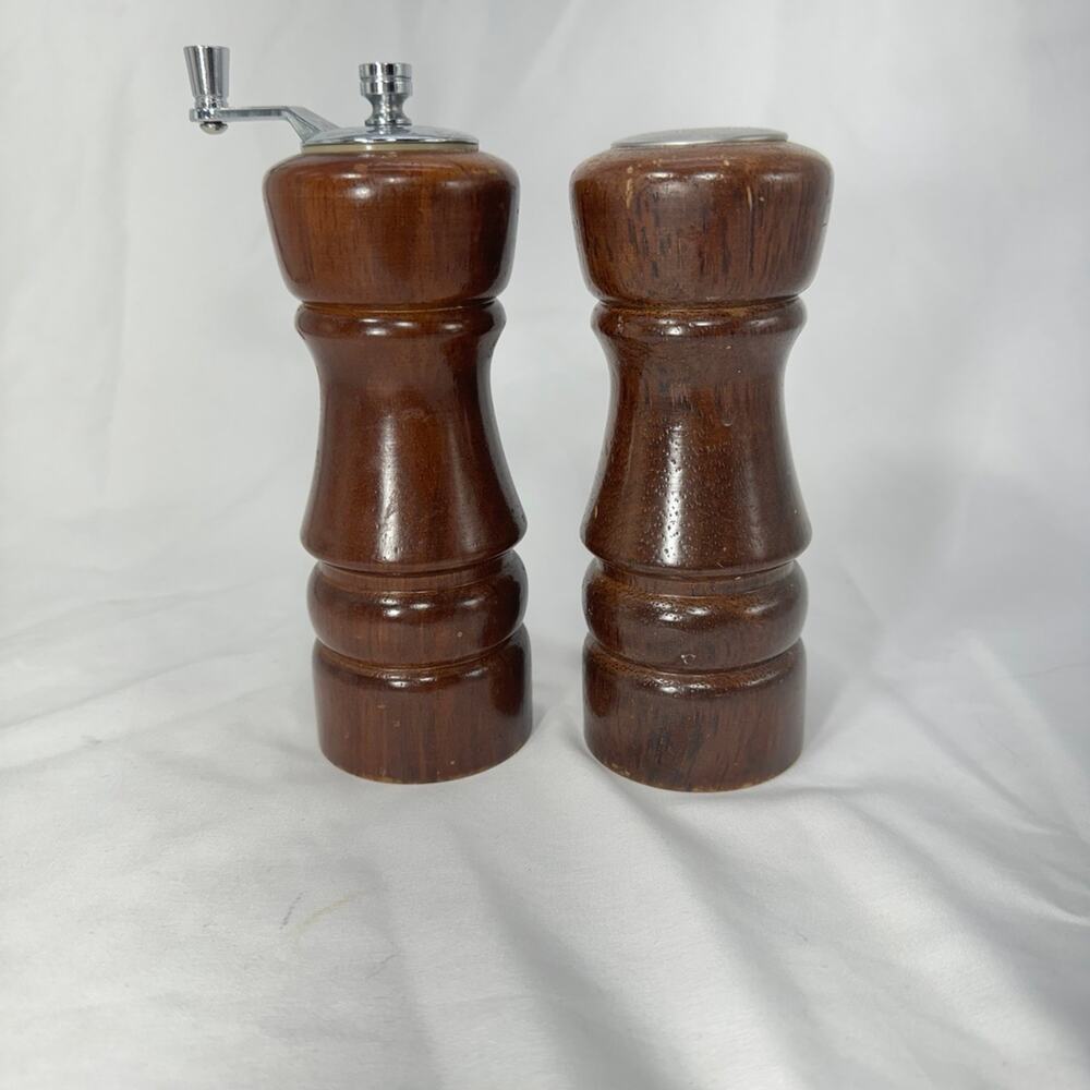 VTG wood salt and pepper shaker set